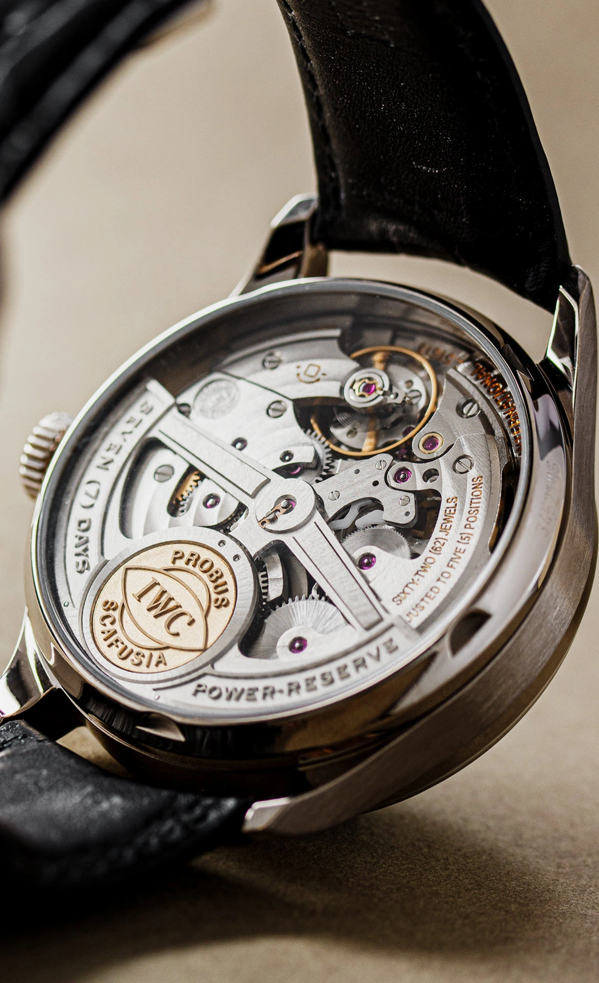 IWC Portugieser השקעה עודפת: ליטוש ועיטור על כל חלק במנגנון.